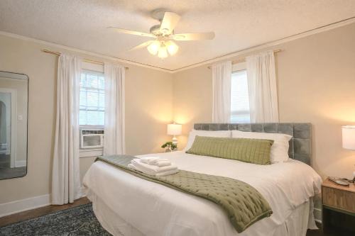Crosstown House | Centrally Located King Bed Midtown Crosstown 1428
