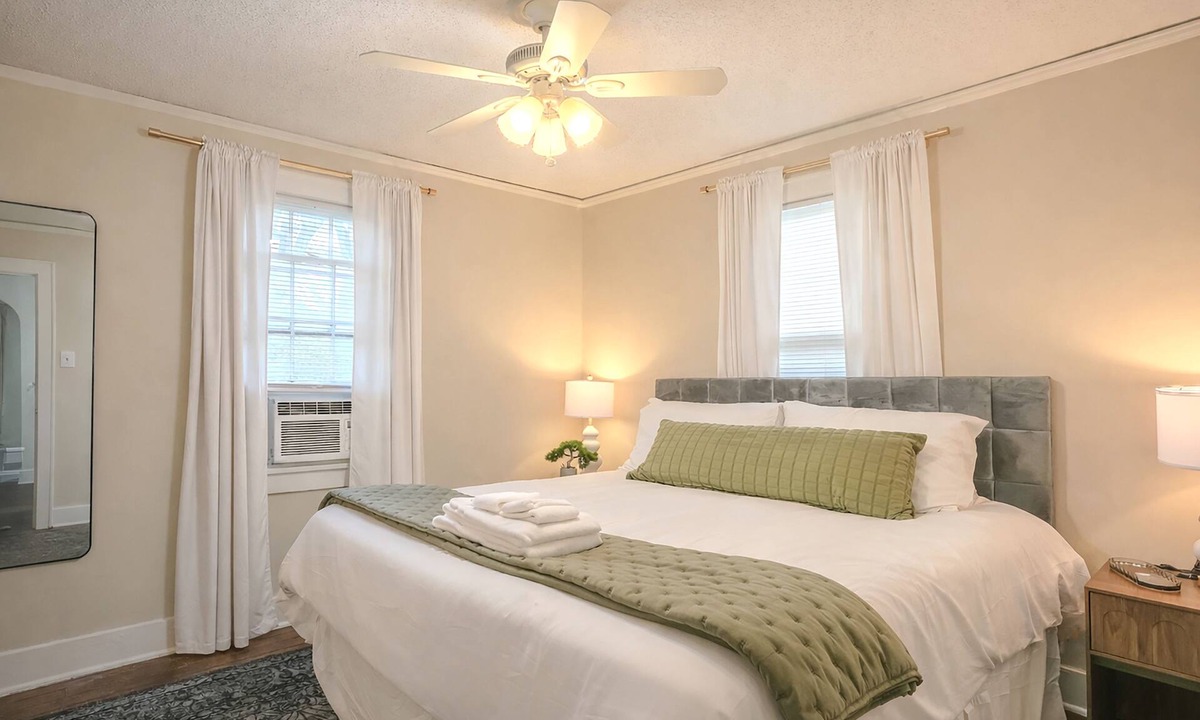 Crosstown House | Centrally Located King Bed Midtown Crosstown 1428