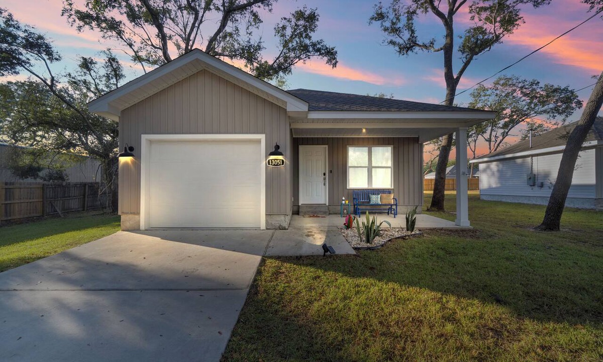 Ono Island House | Centrally located~Private backyard~Stocked~Mins to AL&FL Beaches~Owner manages