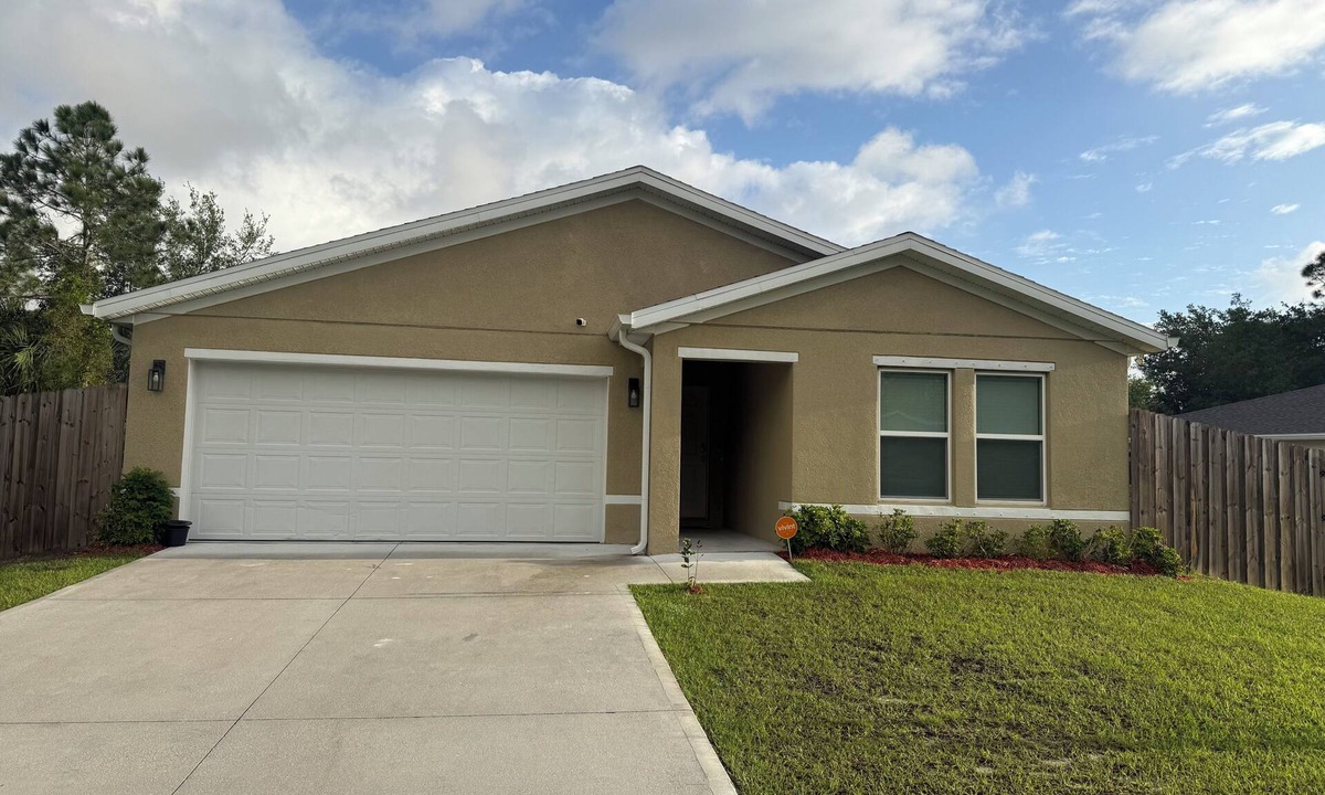 Port Malabar House | Centrally located Relax Zone 3-bedroom house in Palm Bay