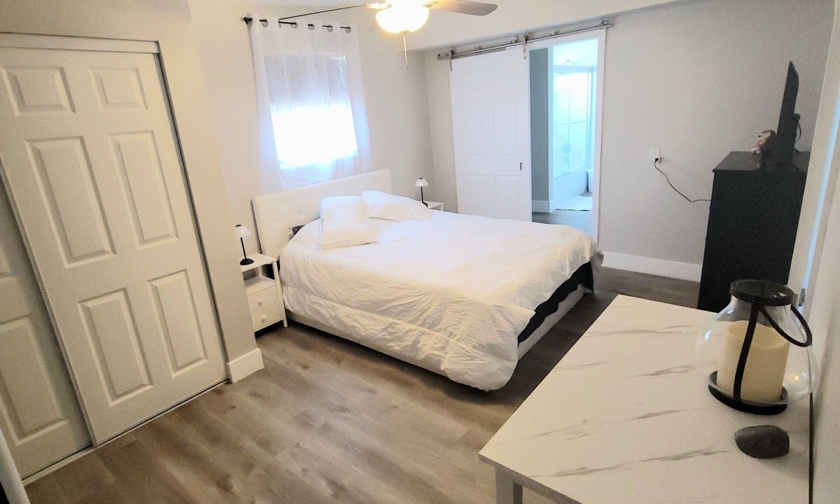 Lakeland Apartment | Charming 1 bed suite with AC and WiFi in Lakeland