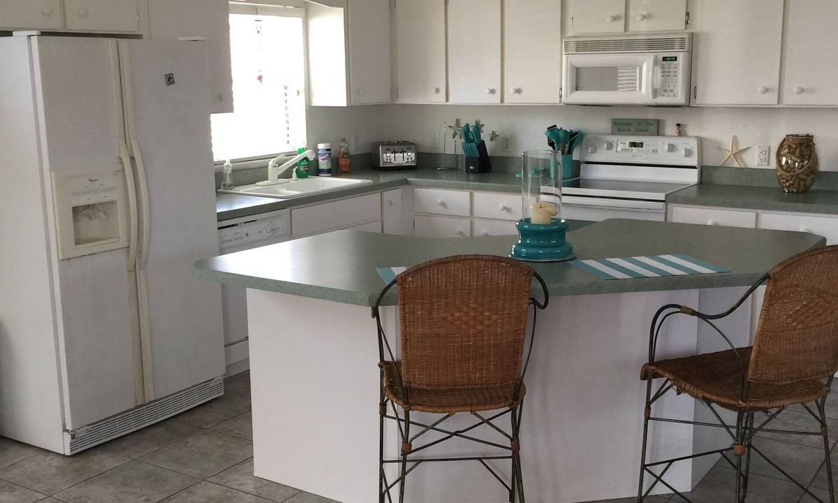 Boardwalk House | Charming 2-bedroom house in wonderful New Smyrna Beach with WiFi, AC