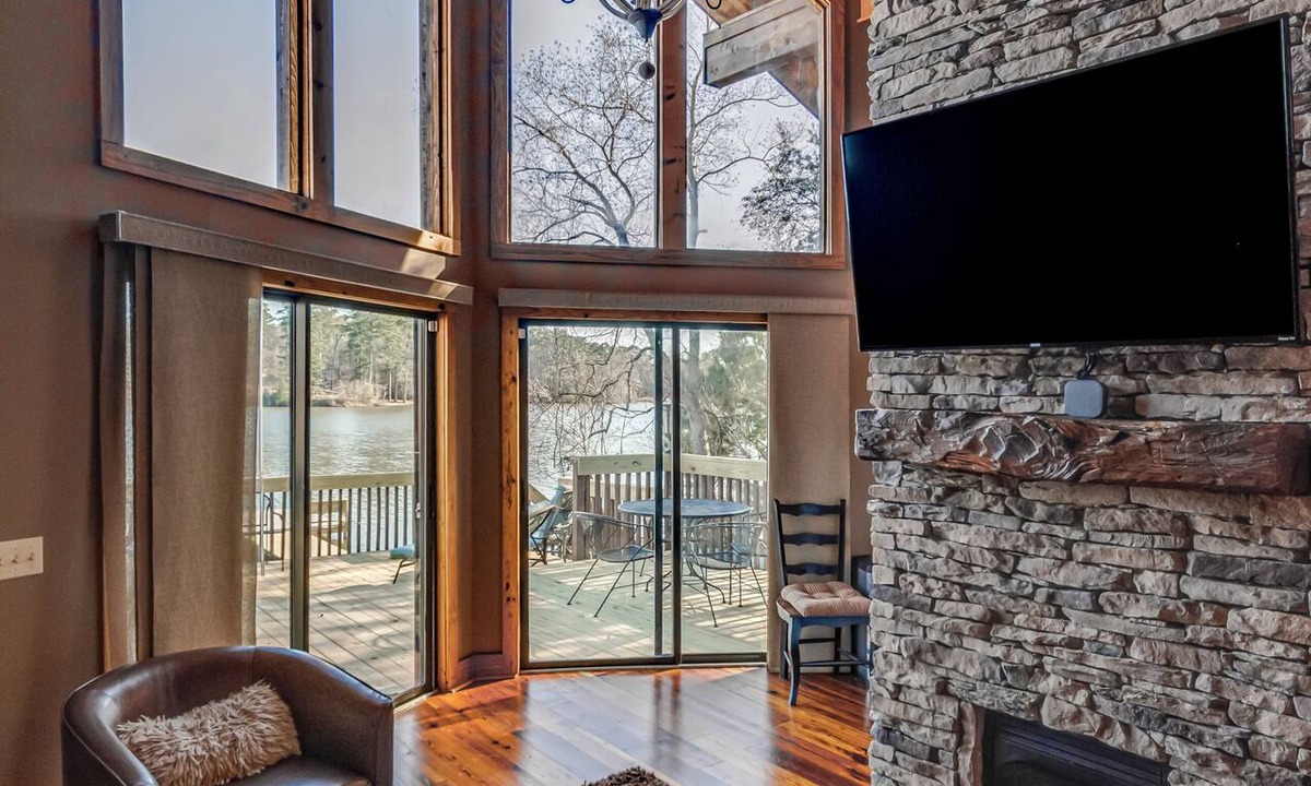 Pelahatchie Cabin | Charming 2BR Lakefront Cabin, fishing pier, boats, & kayaks, wonderful views