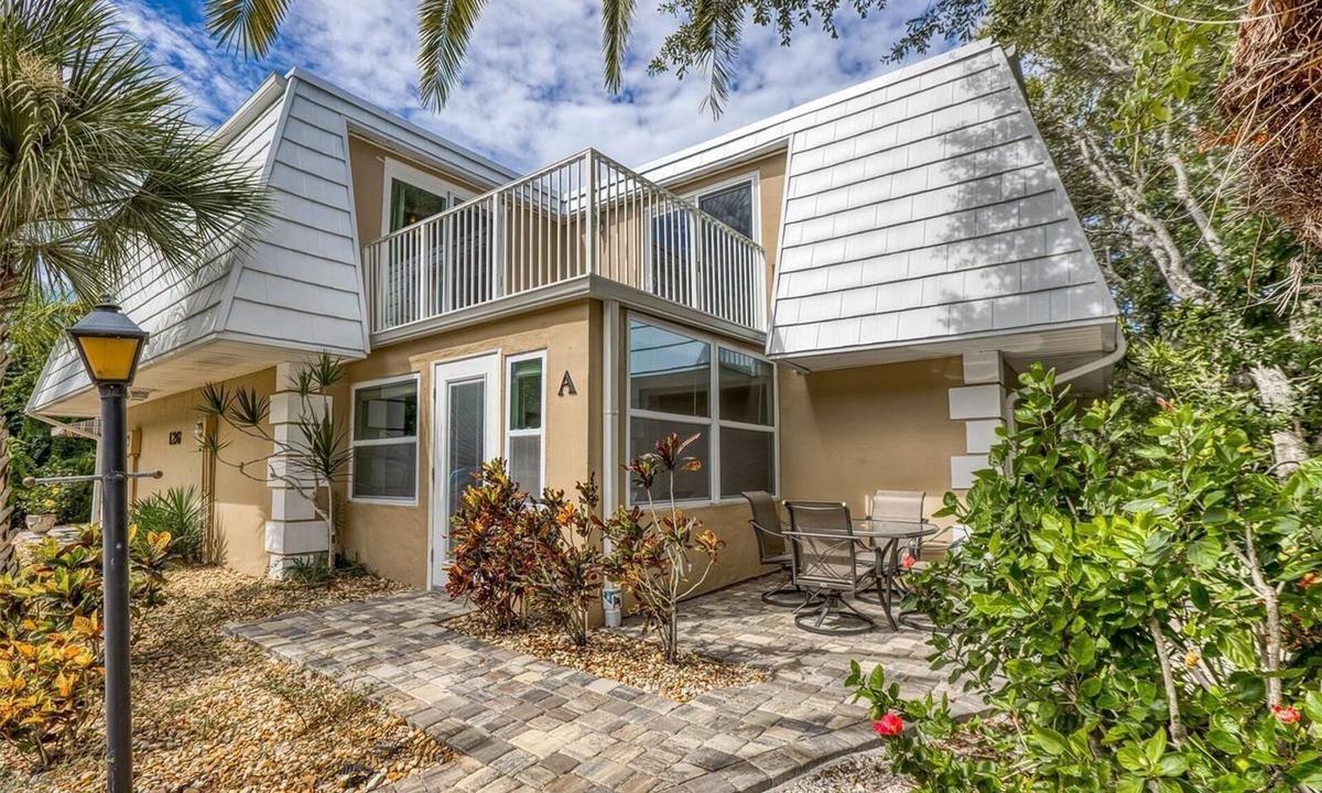 Brown House | Charming beachside 2-bedroom townhome with AC, WiFi in New Smyrna Beach