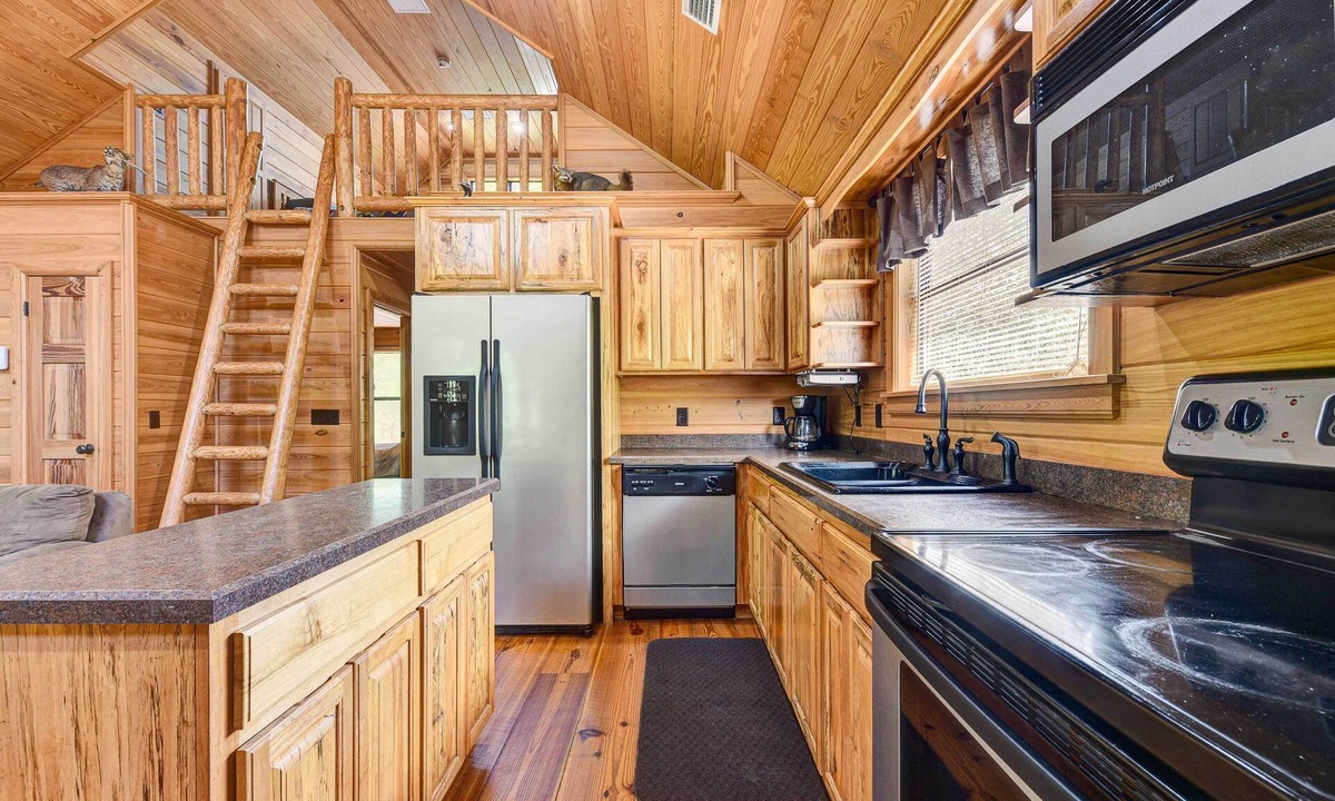 Charlton County Cabin | Charming Cabin w/Decks & Fire Pit - Walk to River