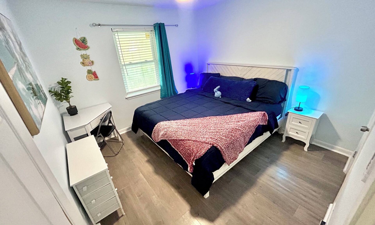 Northeast Pensacola House | Charming Getaway w 2 King Beds Laundry Backyard