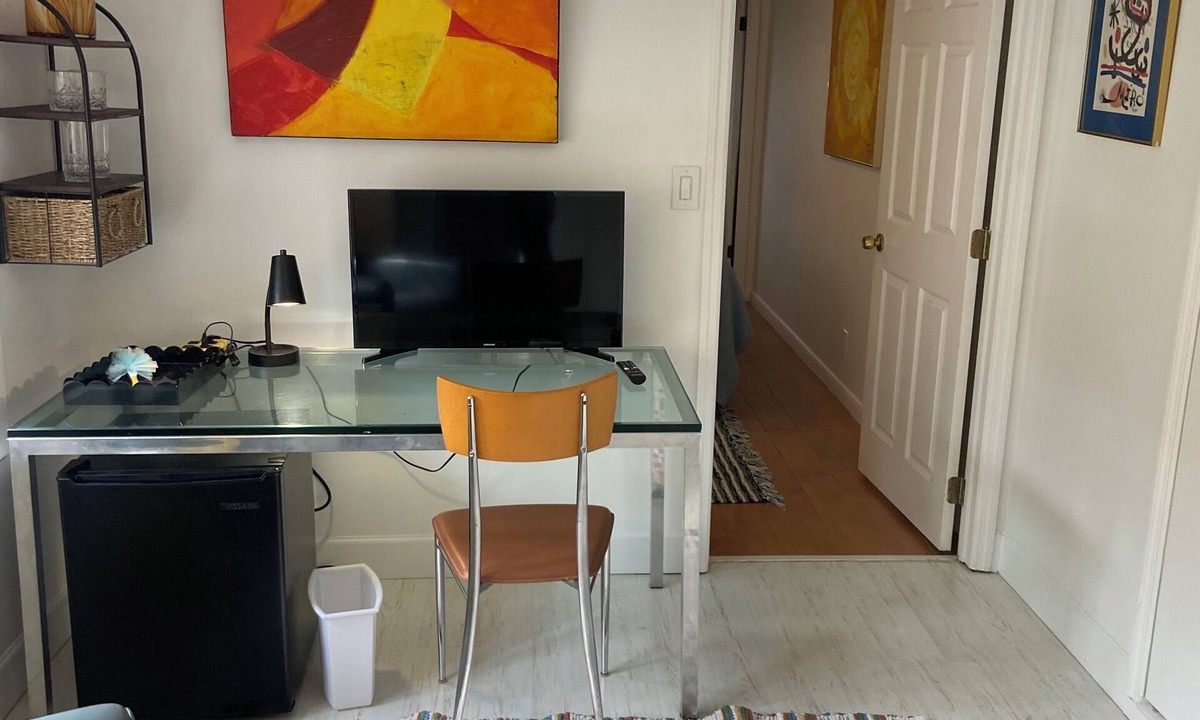 Wilton Manors House | Charming Island City Oasis 1 BR + Den with Private Backyard & Entrance.
