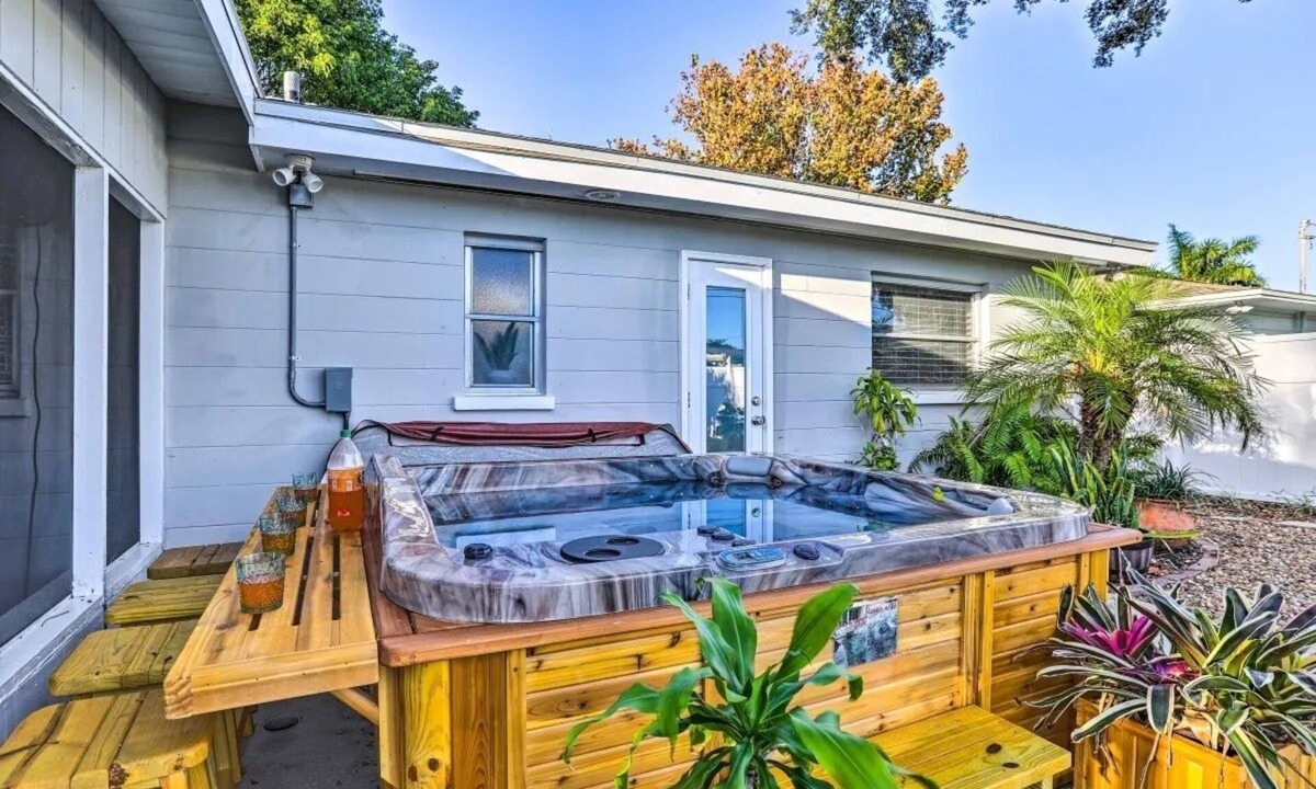 South Pinellas Community Council House | Charming private bungalow w/hot tub near beaches 3BR