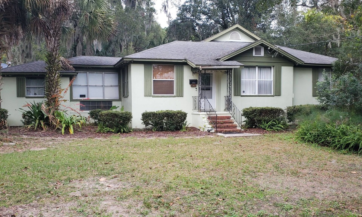 Arlington House | Charming retreat near Downtown and the Hospitals. Short drive to the beach.