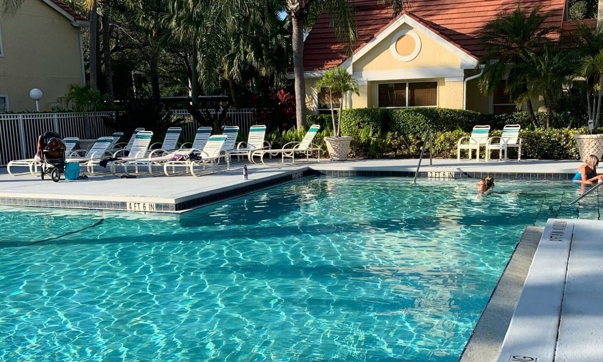 Villas Condo | Charming sun filled 2 bed 2 bath condo near restaurants and shopping