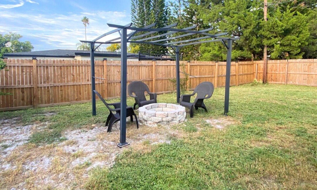 Tahitian Homes House | Charming Sunshine Retreat - Minutes to Tarpon Springs and beaches!