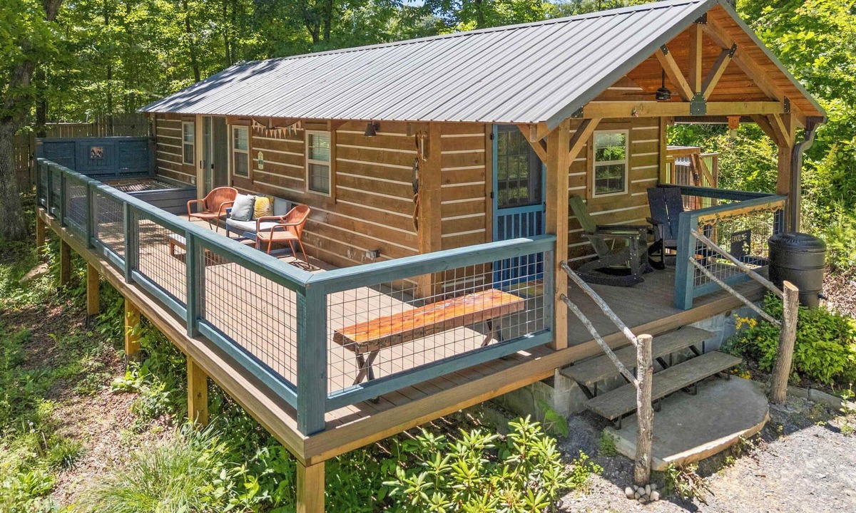 Lupton City Cabin | Chickadee: Funky Mountain Stay @ Talking Water