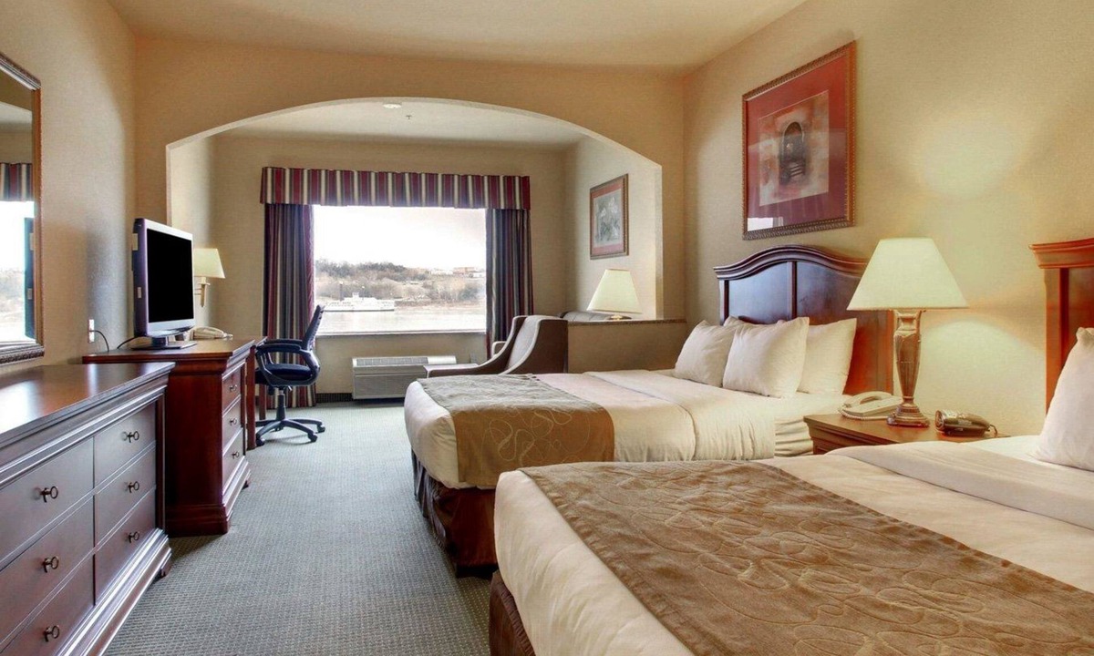 Vidalia Hotel | Clarion Suites Vidalia Riverfront