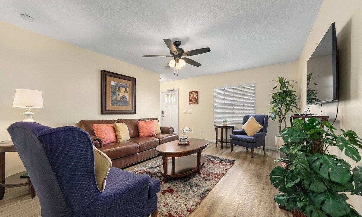 Melbourne House | Clean & Cozy 1, Near MLB Airport, HRMC, Food, Nightlife, Beaches & Shopping!