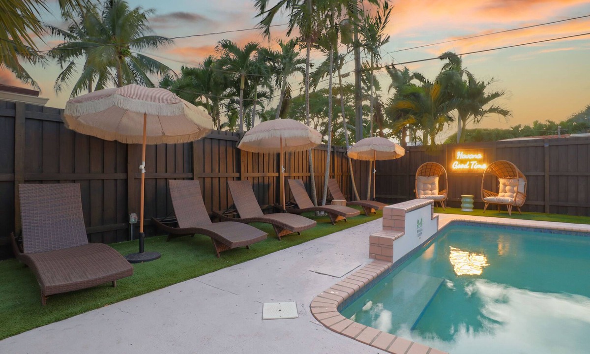 South Corals House | Close 2 Beach-Las Olas-Huge Pool-Waterfall-Family Friendly-4 Bedroom-Game Room!