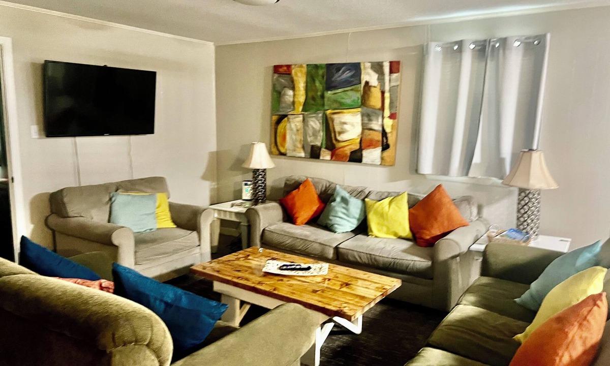 South Pensacola House | Close to Downtown Events, Restaurants, Markets, Beaches and Navy Base.