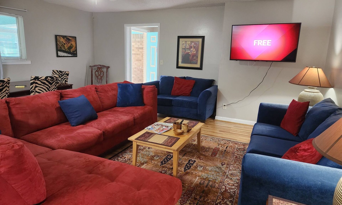 South Pensacola House | Close to Downtown, Restaurants, Markets , Events ,Beaches and Naval Base.