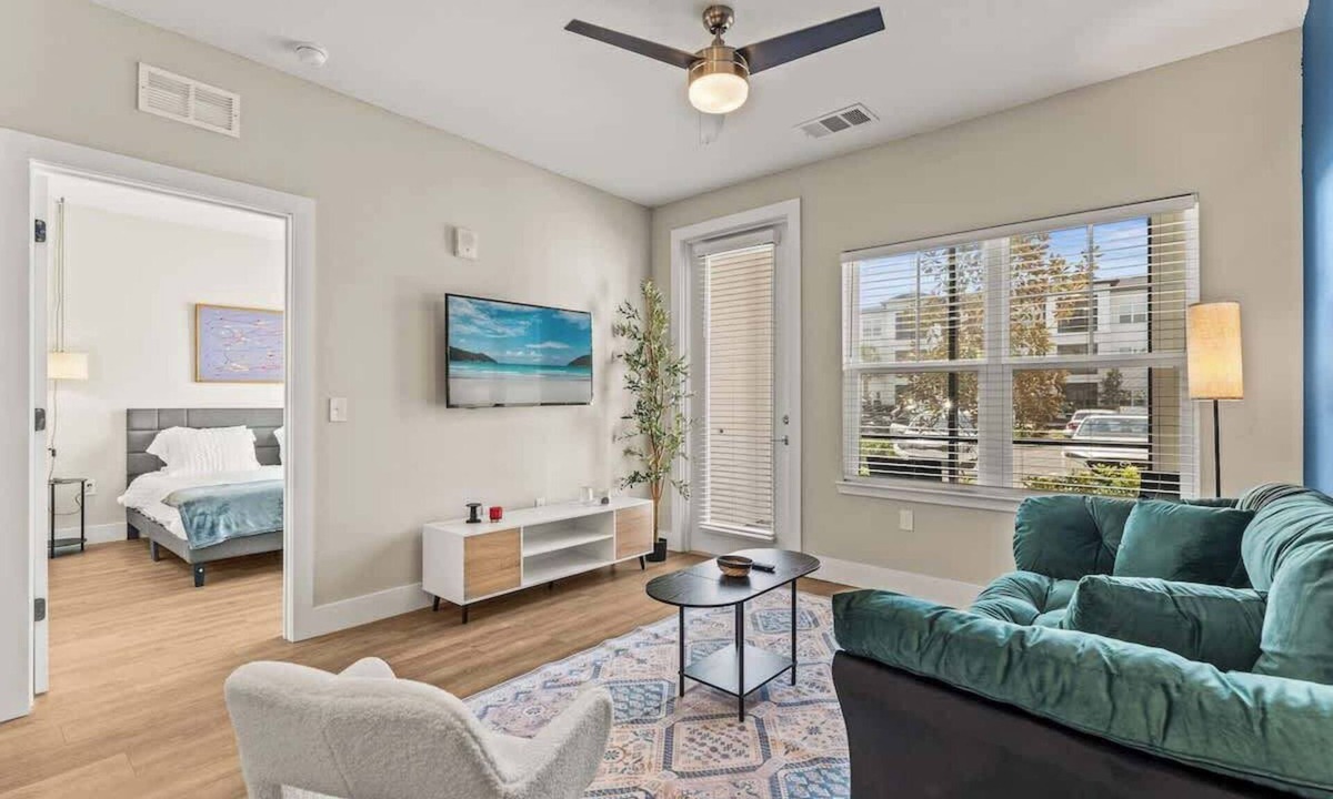 Southeast Orlando Apartment | Close to Parks King apt | Pool | Gym |Pets allowed