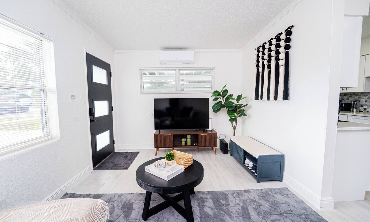 Lawsona - Fern Creek House | Close to the Action, Peaceful When You Return - 2BR In Downtown, Sleeps 6