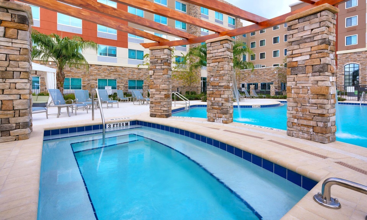 Gainesville Condo | Close to U of Florida. Free Breakfast. Outdoor Pool & Hot Tub. Great for Groups!