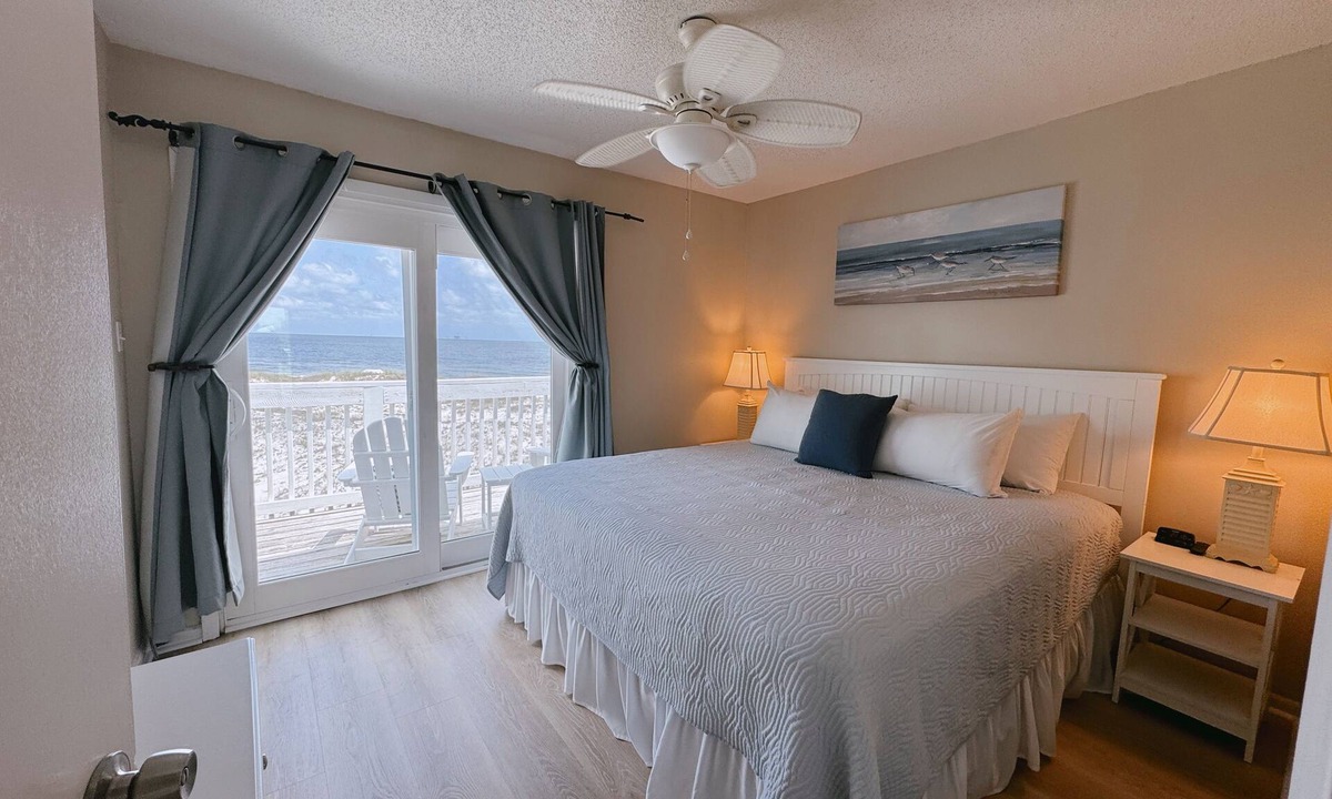 Fort Morgan Condo | CLOSEST CONDOS TO BEACH ! KING BED - PICNIC TABLE - SWING - PARKING UNDER UNIT