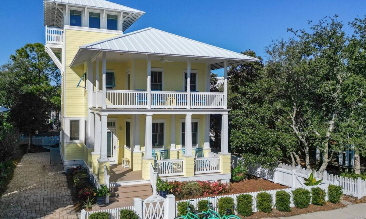 Sunnyside House | Coastal Bliss at Mellow Yellow - Steps from the Beach, Golf Cart 🛺 + Beach Servi