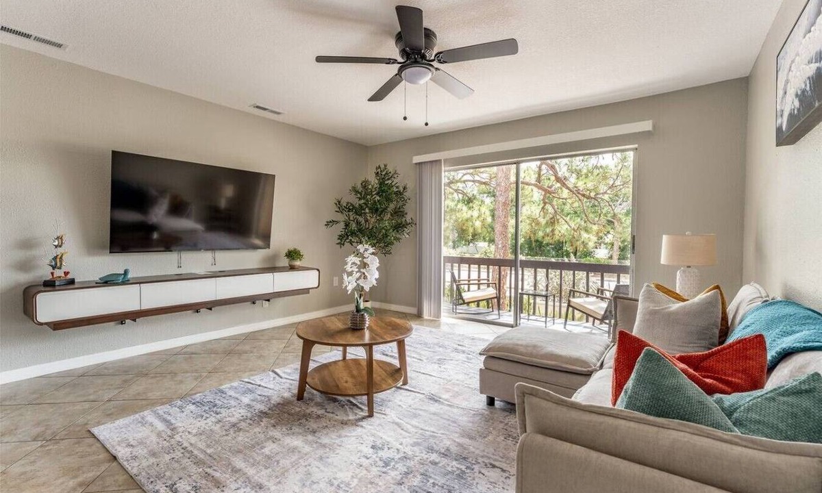 Park East Apartment | Coastal Condo Near Siesta Key - Pools, Gym & Private Balcony