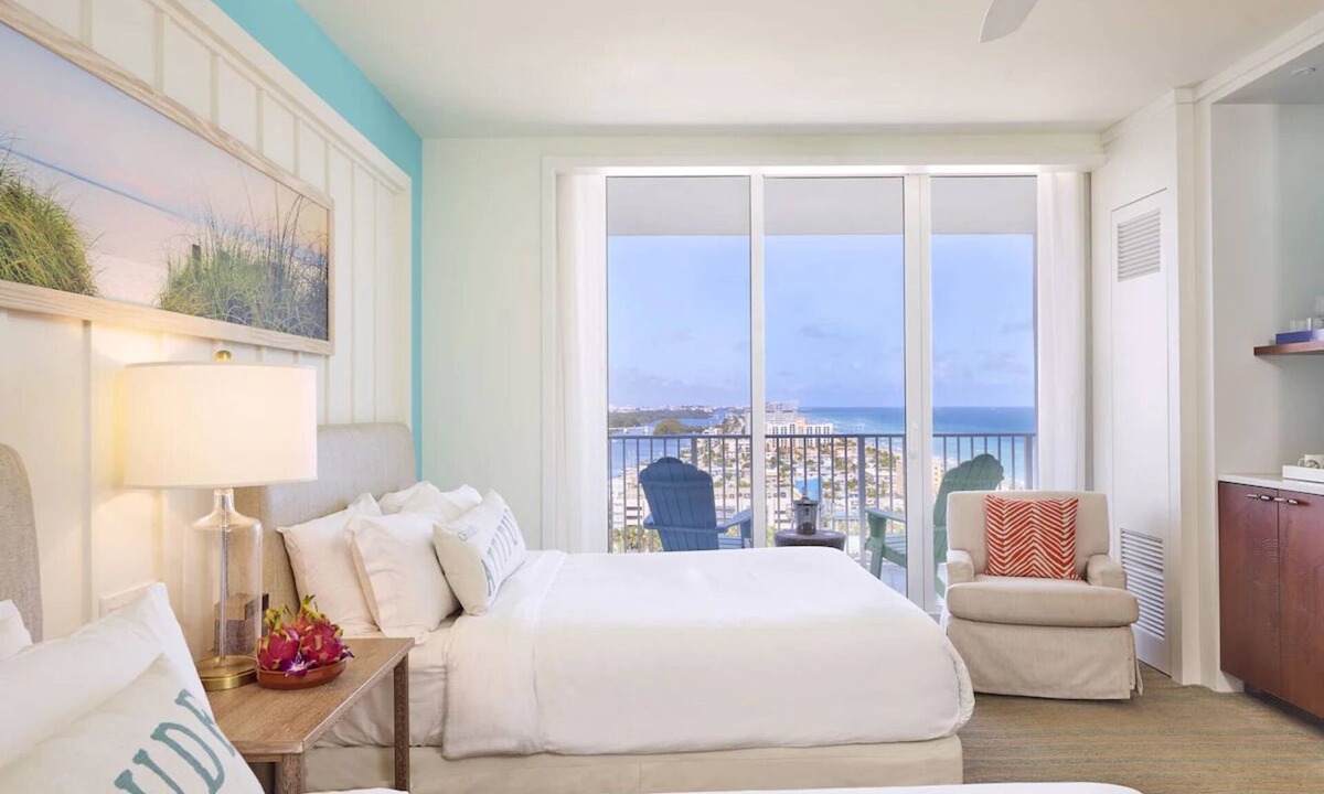Hollywood Hotel | Coastal Escape Ideal for Relaxation with Outdoor Swimming Pool and Pet-Friendly