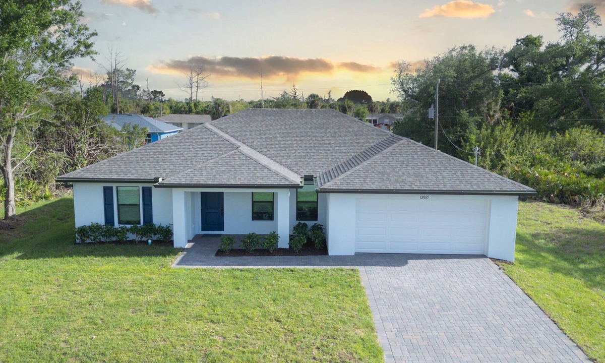Englewood East House | Coastal Retreat 18 Min to Beach Relaxing Stay