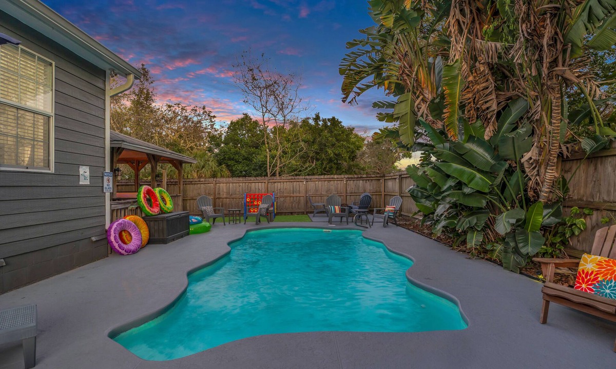 Cocoa House | Cocoa pool+jacuzzi house! Firepit! Cruises! Space Center! USSA fields!Fenced