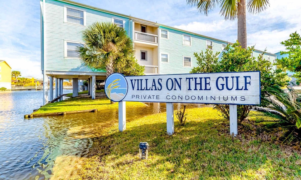 Pensacola Beach Condo | Convenient condo near beach with pool, balcony, & W/D - snowbird-friendly
