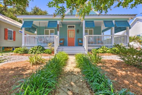 Old Town House | Cottage w/Porch - 3 Min Walk to Bay St Louis