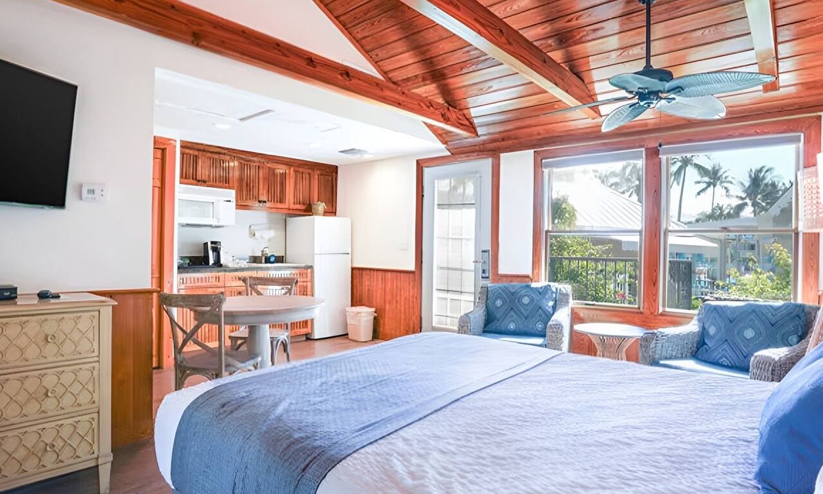 Captiva Hotel | Courtyard Studio | Oasis Pool | Sea Kayaks | Marina | Water Sports