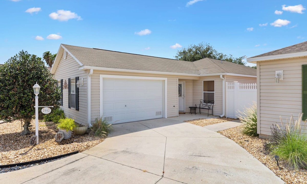 Duval House | Courtyard Villa in The Villages, FL, Duval, 2BR/2BA , Golf Cart, PET FRIENDLY
