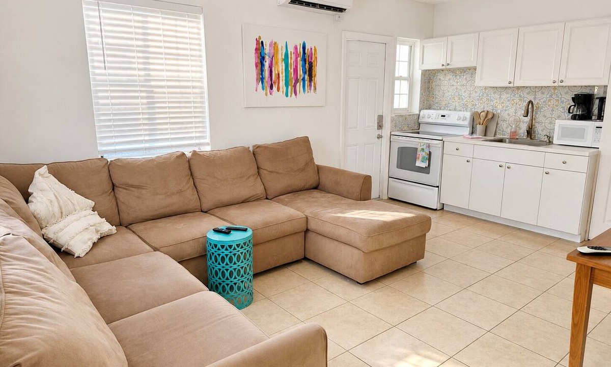 Royal Poinciana House | Cozy 1-bedroom house in Hollywood with AC, Private Backyard - 7 minutes to beach