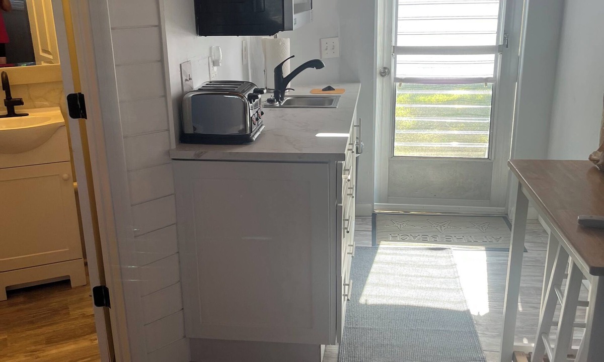 South Island Apartment | Cozy 1-bedroom studio in FMB on canal fishing dock short walk to beach relax