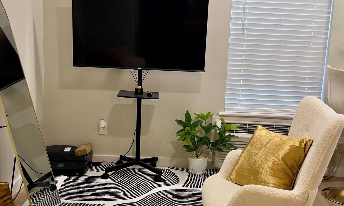 Crosstown Apartment | Cozy 1-bedroom with AC and WiFi in amazing Memphis downtown apartment.