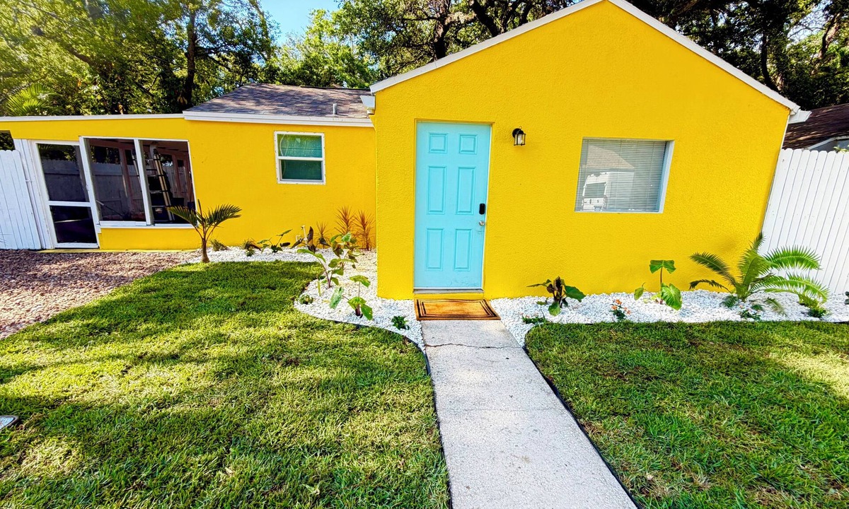 Clearwater House | Cozy 2 bed/2 bath home w/AC, WIFI, Free parking, 8 min from Beach
