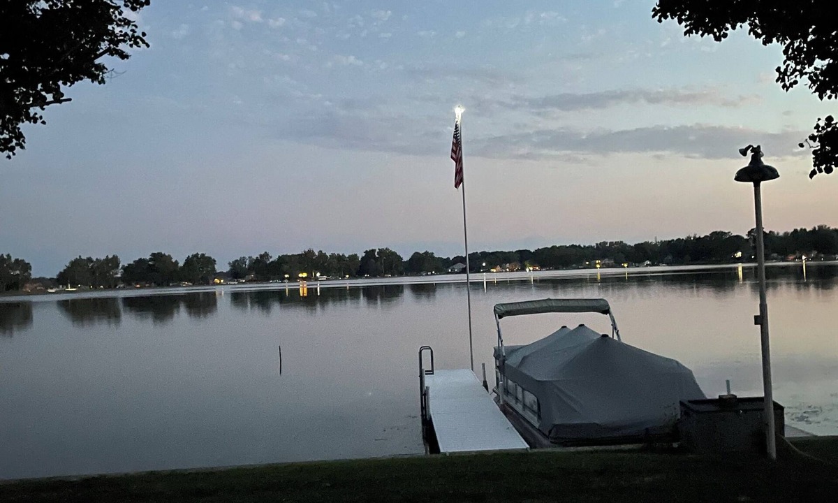 Warsaw Cottage | “Cozy 2-Bed Lakefront Cottage on Big Chapman Lake with Pier & Kayaks”
