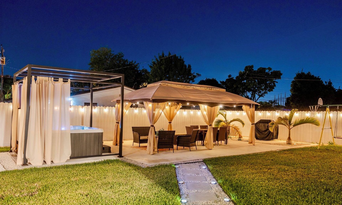 Ludlam House | Cozy and Stylish Home in Miami w HotTub & Patio
