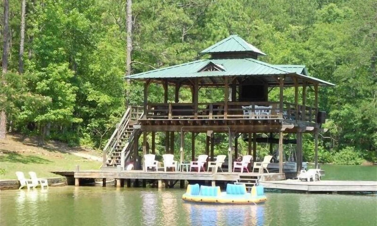 Dadeville Cabin | Cozy Cabin,Sandy Beach,Fantastic Dock W/50' TV & Boat Launch
