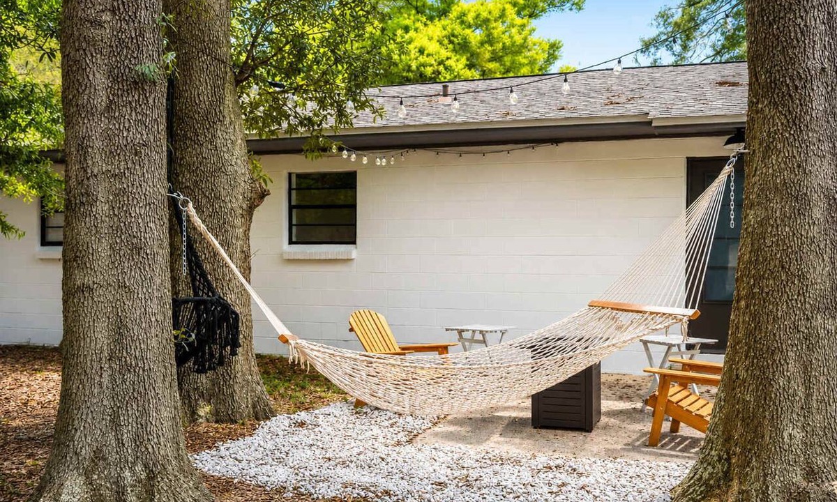 West Pensacola House | Cozy cabin w/fire pit & BBQ
