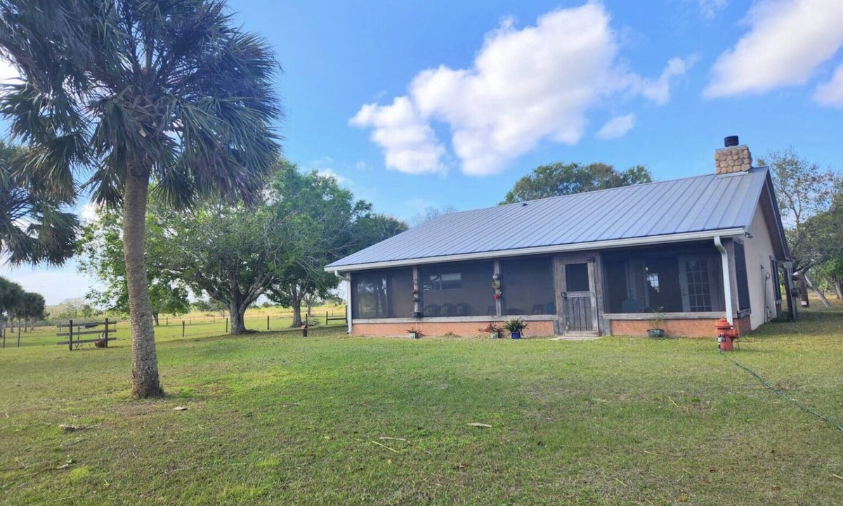 Okeechobee House | Cozy cottage on 8 acres near state park and atv trails. Pet Friendly!