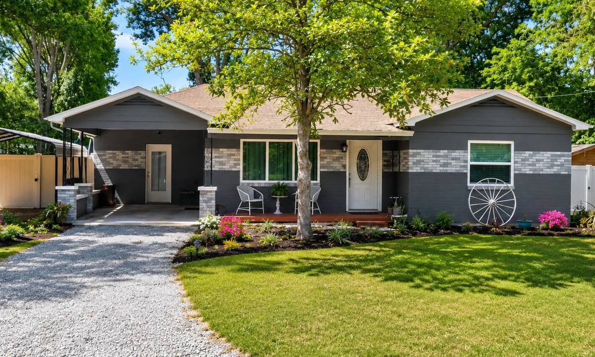Ocala House | Cozy Cottage Sleeps 8 close to the World Equestrian Center