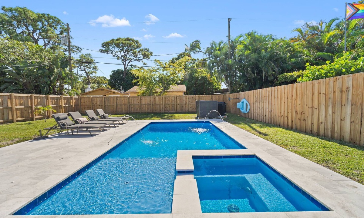 Wilton Manors House | cozy cottage w/pool & hot tub - walk to drive!