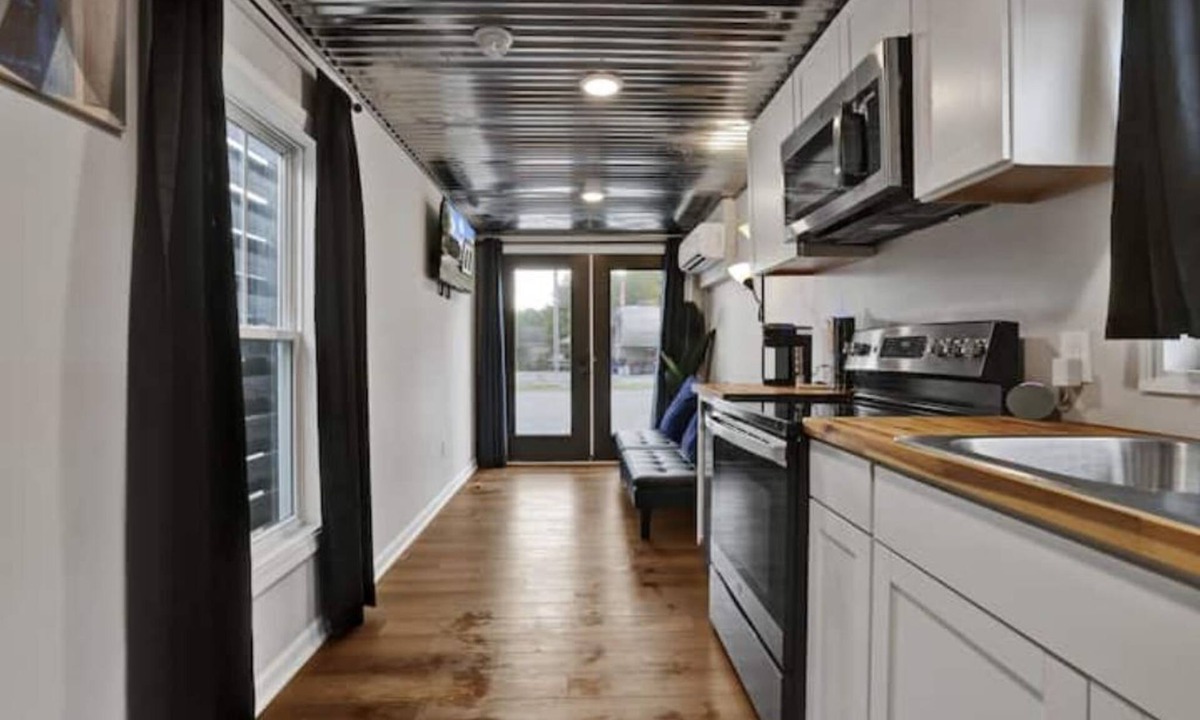 Athens Cottage | Cozy Electric Blue Cargo Cottage - Lot 25