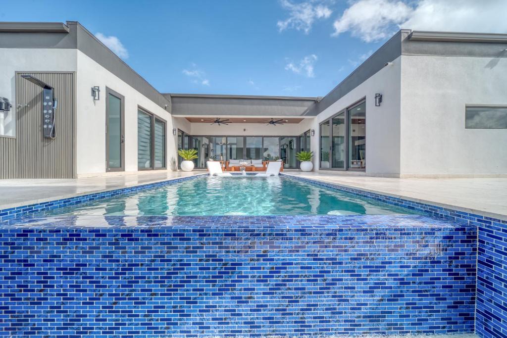 Mariner Villa | Cozy Modern Villa - Heated Pool & Spa - BBQ - Water View
