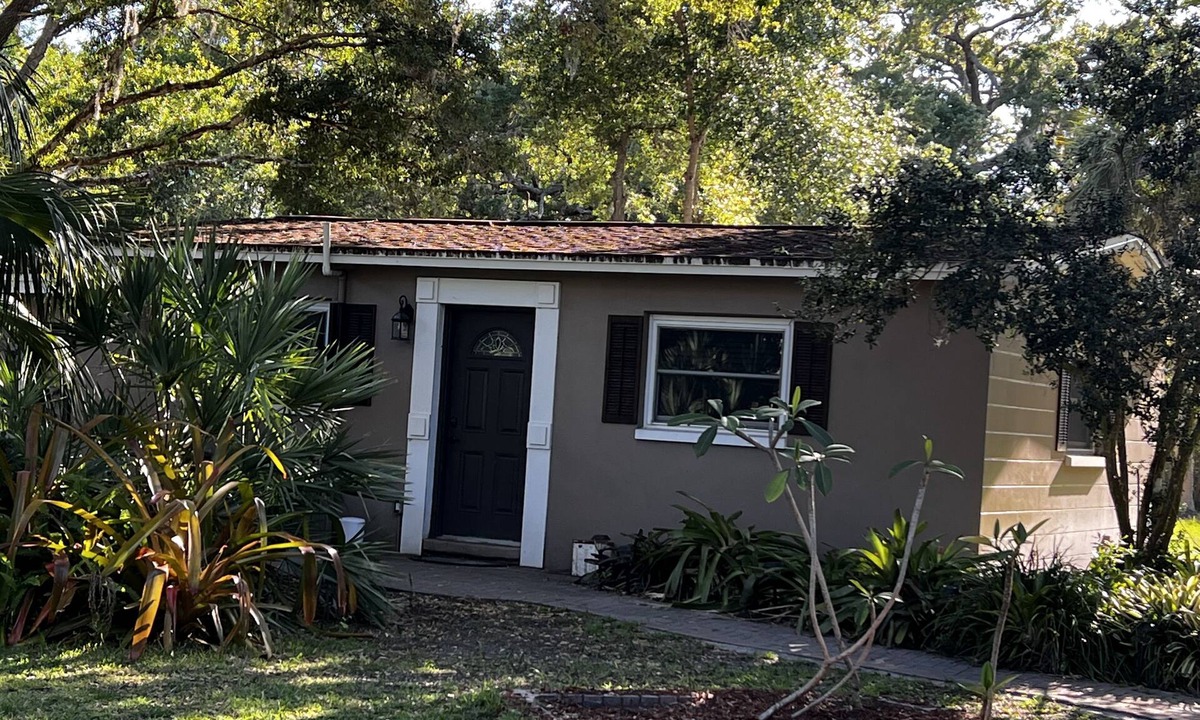 Safety Harbor House | Cozy quiet cottage nestled in Safety Harbor