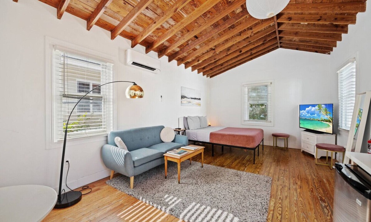 Douglas Apartment | Cozy Rustic Getaway in Coral Gables