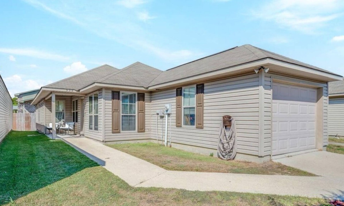 Broadmoor House | Cozy secluded retreat close to shopping!